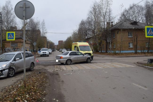 В Ухте на улице Дзержинского столкнулись Kia Spectr и Toyota Wish